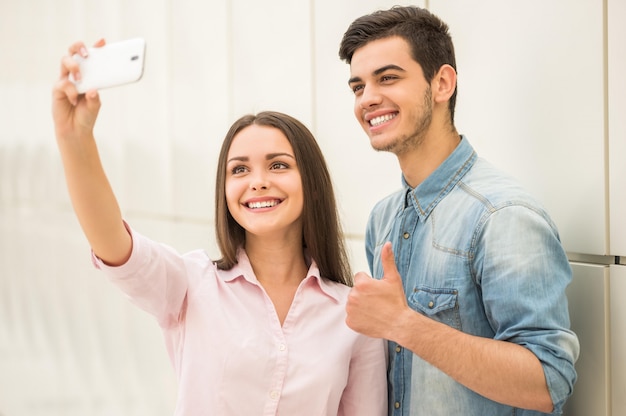 Jong mooi paar dat selfie met slimme telefoon neemt.