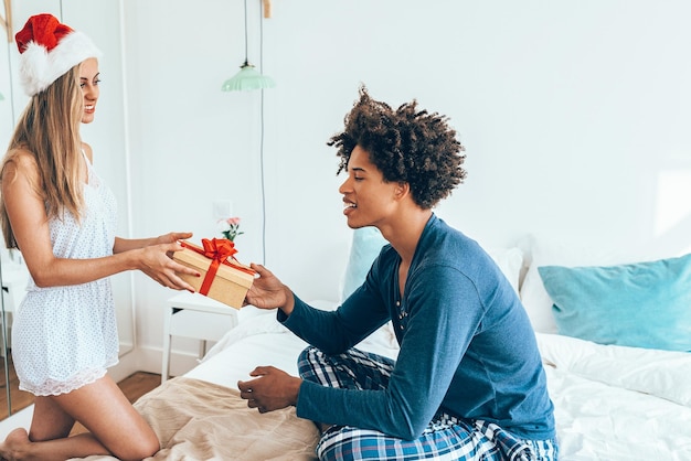 Jong mooi paar tussen verschillende rassen in bed dat een verrassing Chr geeft