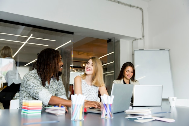 Jong multi-etnisch team dat in een modern bureau werkt