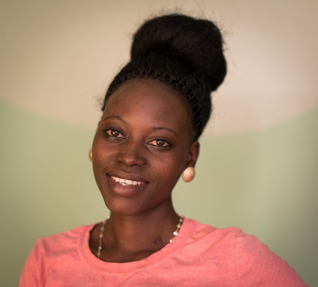 Jong openhartig zwart Afrikaans vrouwenportret binnenshuis