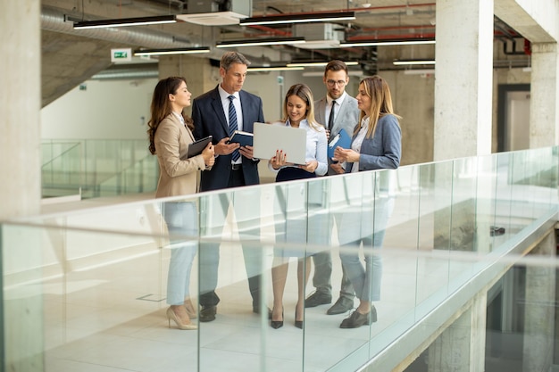 Jong opstartend team dat in de bureaugang werkt