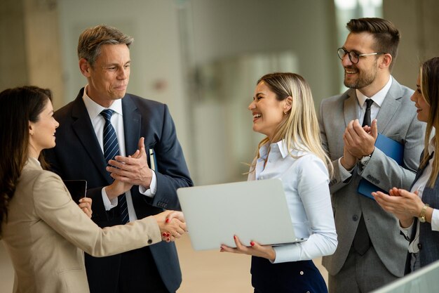 Jong opstartend team dat in de bureaugang werkt