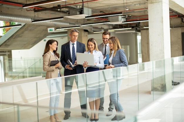 Jong opstartend team dat in de bureaugang werkt