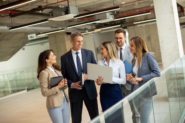 Jong opstartend team dat in de bureaugang werkt