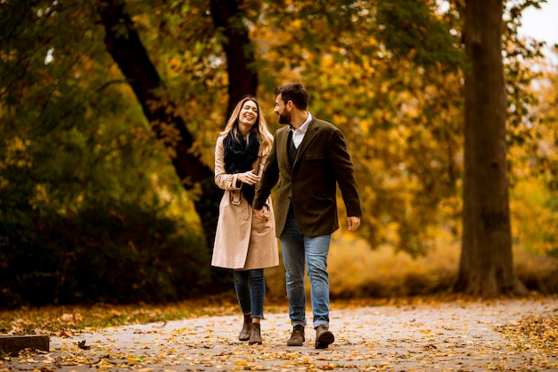 Jong paar dat in het de herfstpark loopt