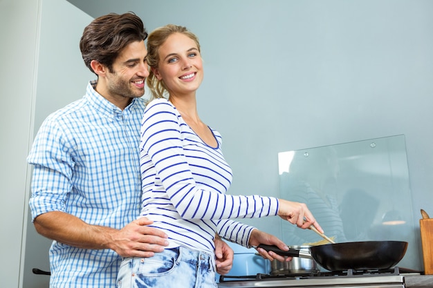 Jong paar dat voedsel samen in keuken voorbereidt