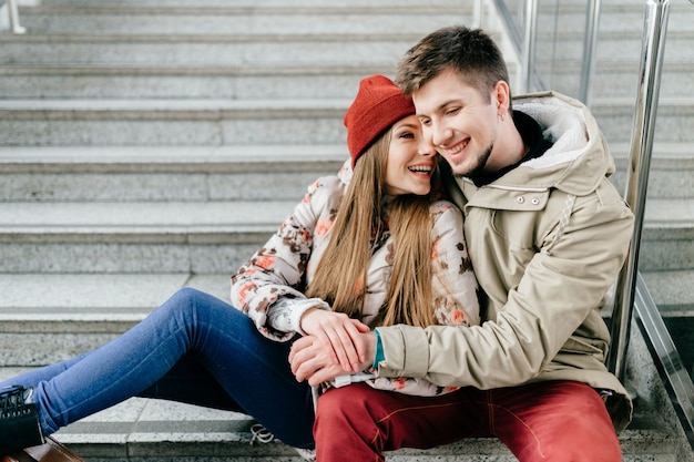 Jong paar liefhebbers op trappen