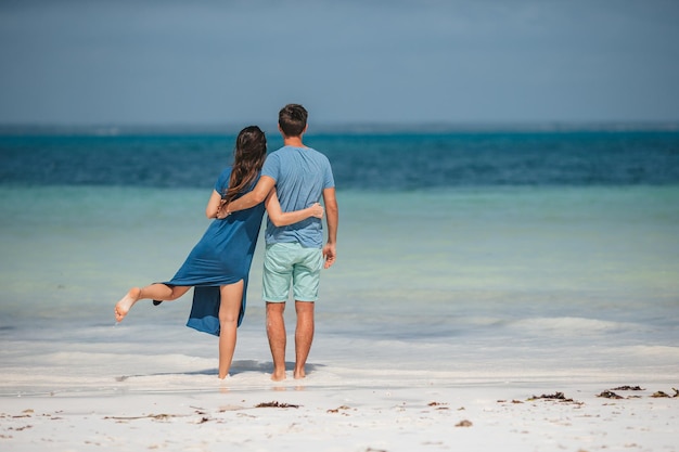 Jong paar op wit strand tijdens de zomervakantie