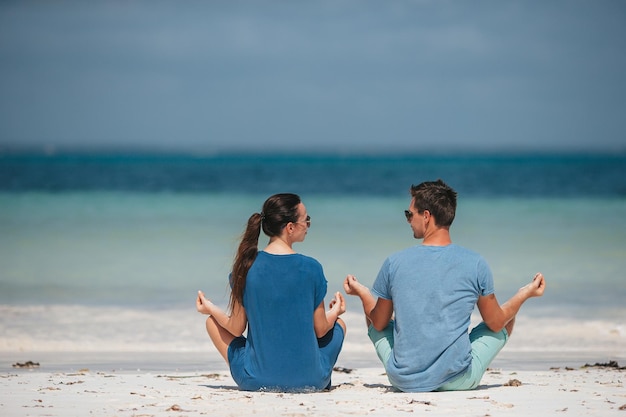 Jong paar op wit strand tijdens de zomervakantie