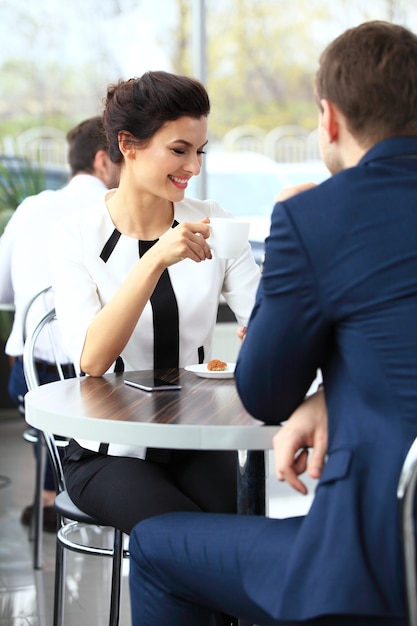 Jong paar professionals chatten tijdens een koffiepauze