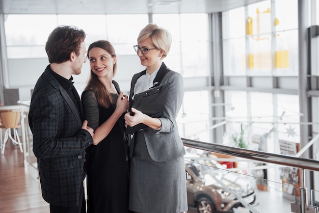 Jong professioneel team. Groep jonge moderne mensen in slimme vrijetijdskleding die een uitwisselings van ideeënvergadering hebben