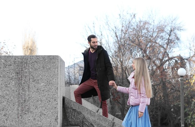 Foto jong romantisch koppel op trappen buiten