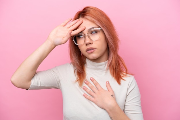 Foto jong russisch meisje geïsoleerd op roze achtergrond met bril en moe