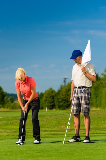 Foto jong sportief paar golfspel op een cursus