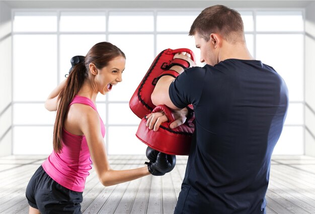 Jong sportief stel vecht in sportschool