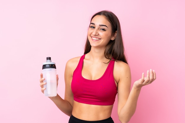 Jong sportmeisje met de fles van het sportenwater