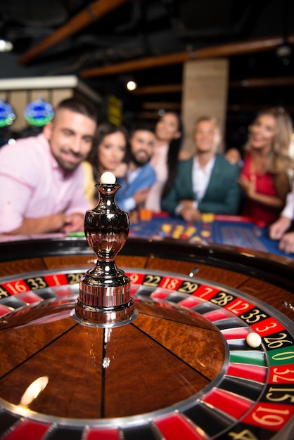 Jong stel achter roulettetafel in een casino