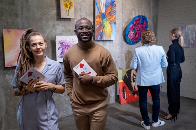 Jong stel bezoekt tentoonstelling in galerij