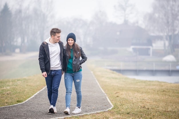 Jong stel brengt samen tijd door aan het Gebartmeer op een mistige winterdag in Zalaegerszeg, Hongarije