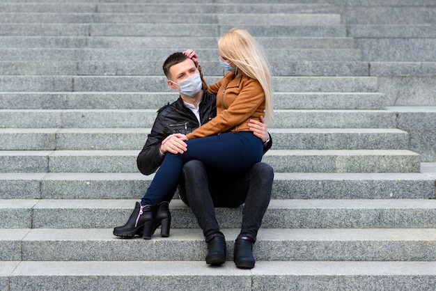 Jong stel dat beschermende maskers draagt in de stad