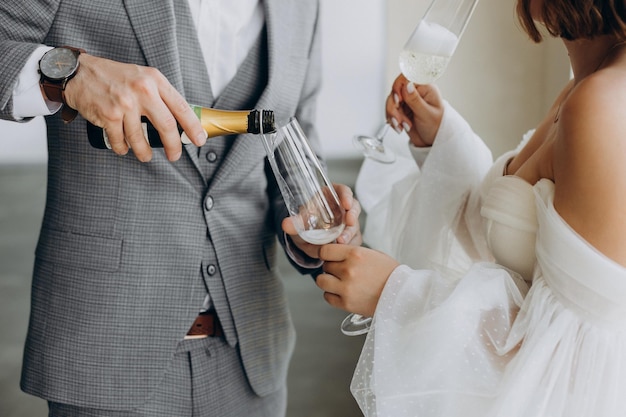 Jong stel dat champagne drinkt op hun trouwdag