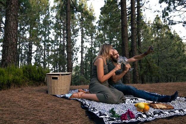 Jong stel dat een foto maakt tijdens een picknick