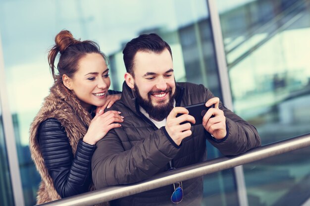 jong stel dat in de stad rondhangt en selfie neemt