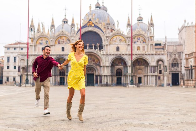 jong stel dat plezier heeft tijdens een bezoek aan Venetië - Toeristen die in Italië reizen en de meest relevante bezienswaardigheden van Venezia bezoeken - Begrippen over levensstijl, reizen, toerisme