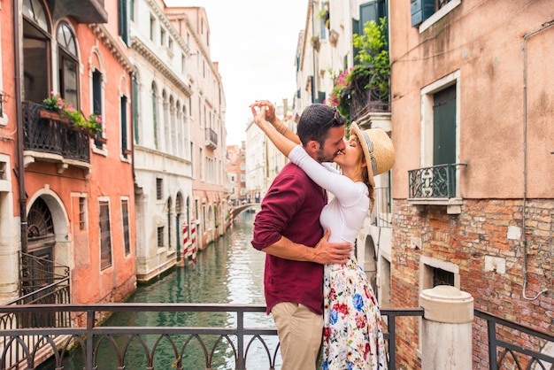 jong stel dat plezier heeft tijdens een bezoek aan Venetië - Toeristen die in Italië reizen en de meest relevante bezienswaardigheden van Venezia bezoeken - Begrippen over levensstijl, reizen, toerisme