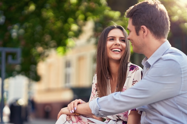 jong stel dating in het park in de zomer