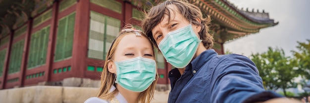 Jong stel echtgenoten met medisch masker bruid en bruidegom een man en vrouw vriend en vriendin