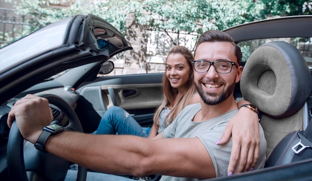 Jong stel in een cabriolet voor een dagje uit