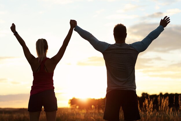 Foto jong stel joggen in suberbs na zonsondergang