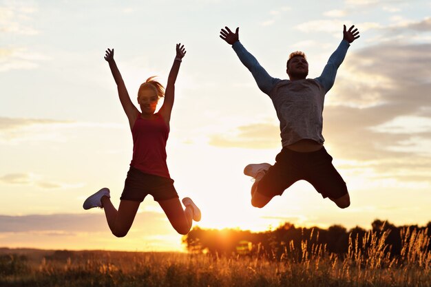 Foto jong stel joggen in suberbs na zonsondergang