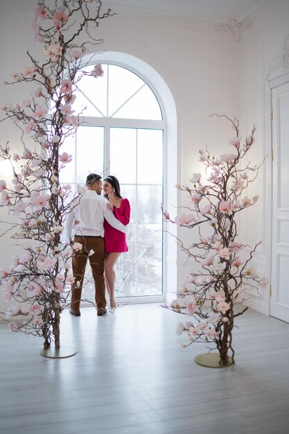 jong stel man en vrouw samen in een licht interieur bruiloft