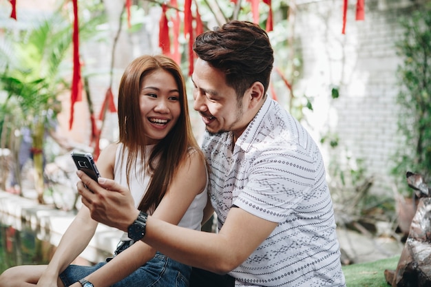 Jong stel met behulp van een telefoon samen