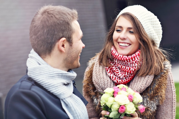 Foto jong stel met bloemen daten in de stad