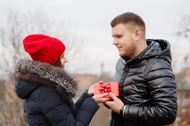 Jong stel met een cadeau in hun handen