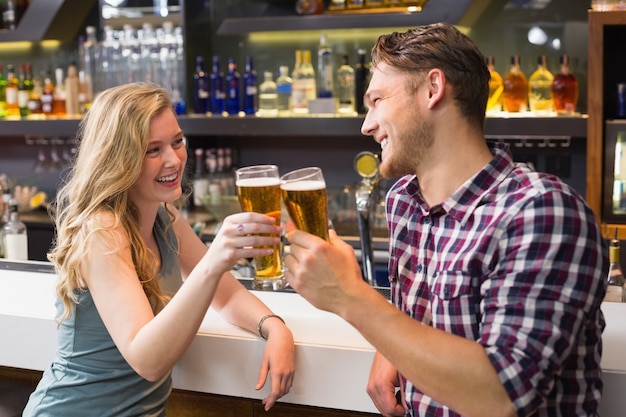 Jong stel met een drankje samen