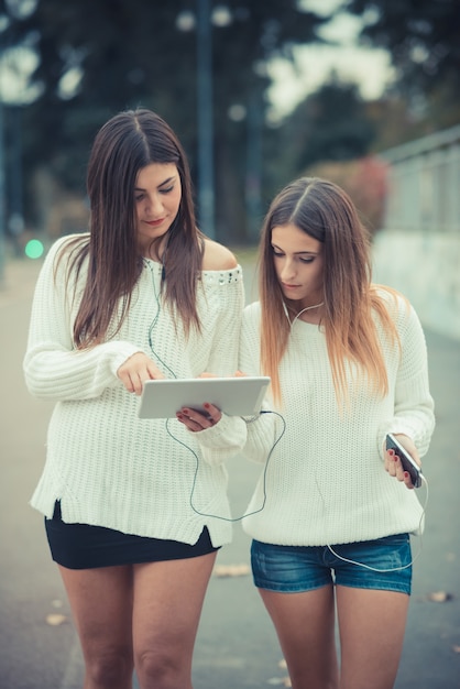 jong stel mooie vrouwen meisjes herfst met behulp van Tablet PC