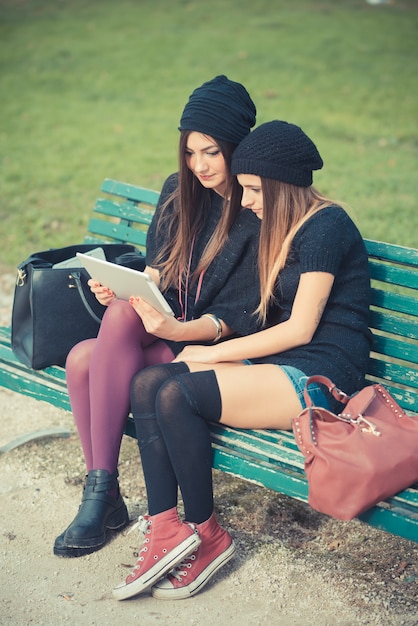 Jong stel mooie vrouwen meisjes herfst met behulp van tablet pc