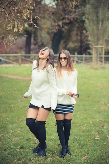 Foto jong stel mooie vrouwen meisjes herfst