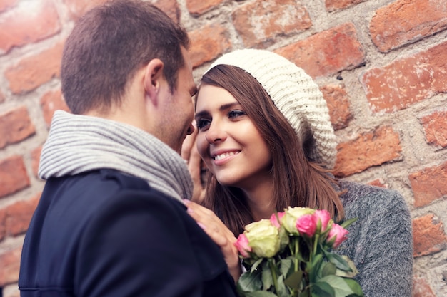 jong stel op date in de stad