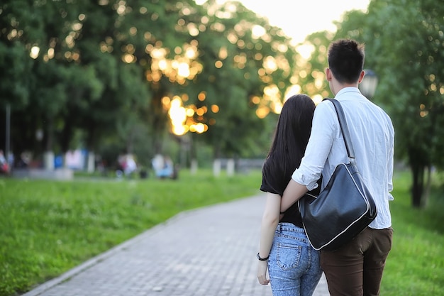 Jong stel op de eerste date in het stadspark