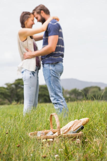 Jong stel op een picknick