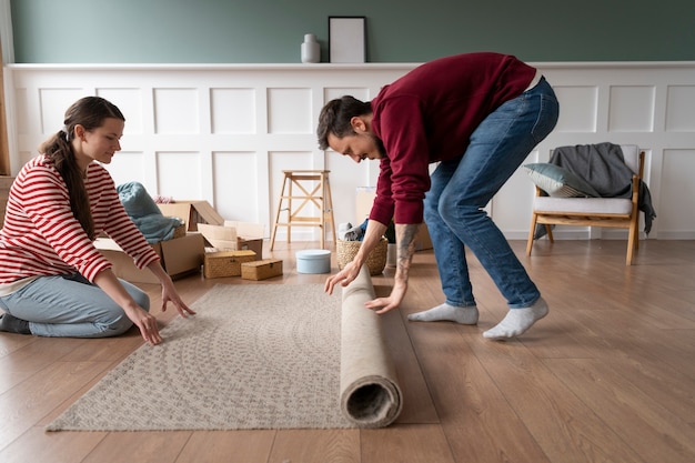 Jong stel verhuist naar een nieuw huis