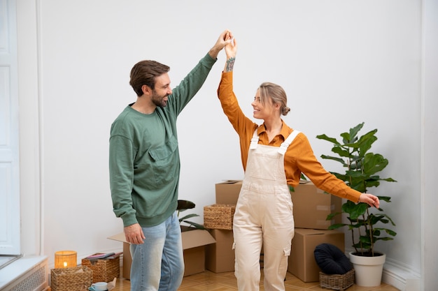 Foto jong stel verhuist naar nieuw huis