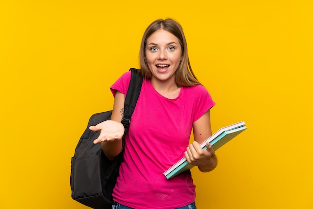 Jong studentenmeisje met geschokte gelaatsuitdrukking