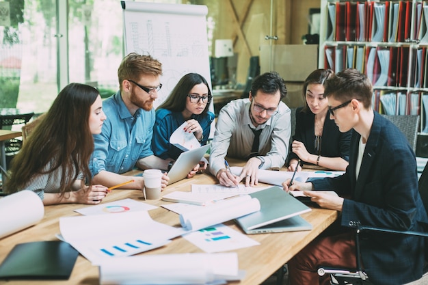 Jong teamwerk werkkwesties bespreken