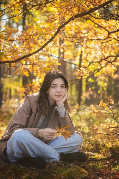 Jong tienermeisje in het de herfstbos. Herfst kleuren. Levensstijl. Herfst stemming. Woud